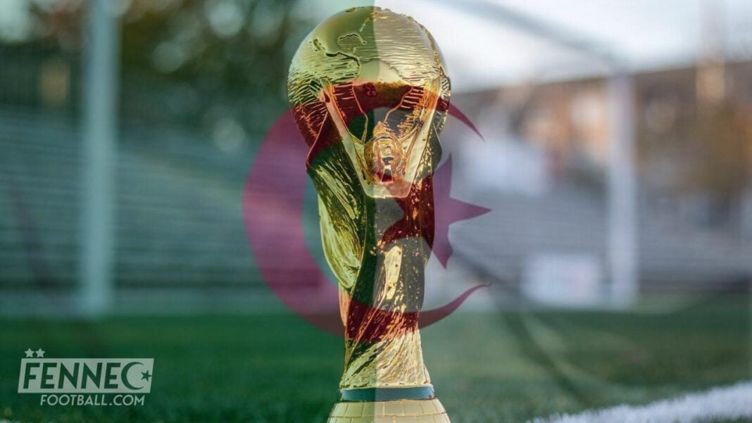 Trophée de la Coupe du Monde Qatar en or brillant sur un terrain de football.