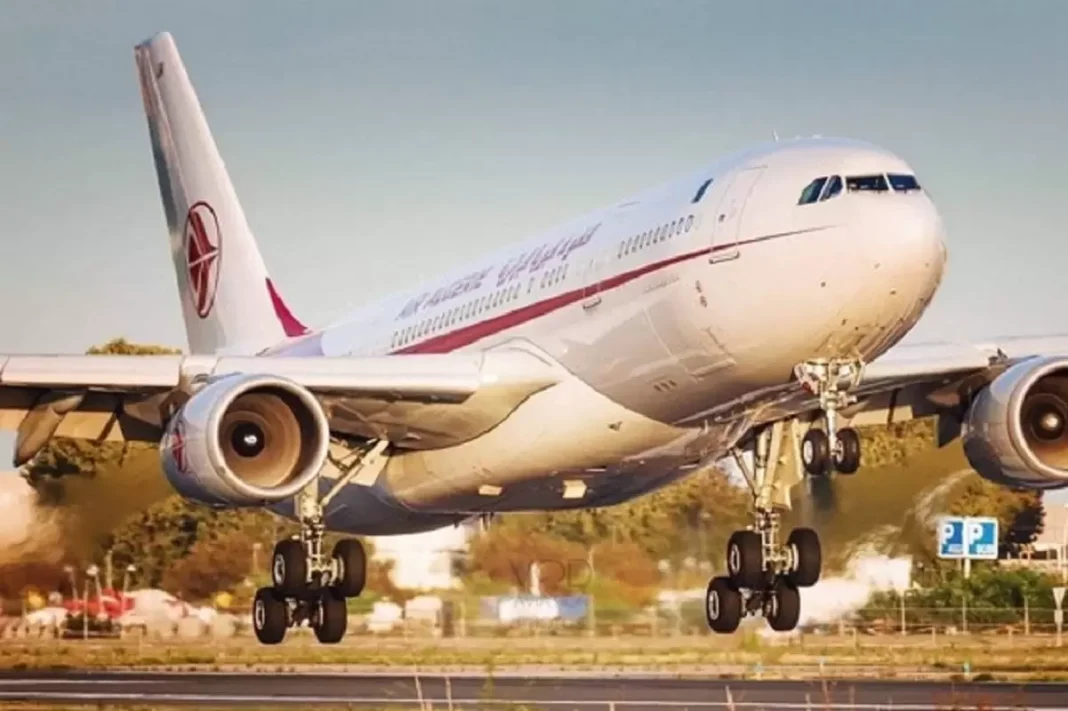 Algérie-Maroc: Un député réclame le rétablissement du trafic aérien Avion commercial en approche pour atterrir sur la piste.