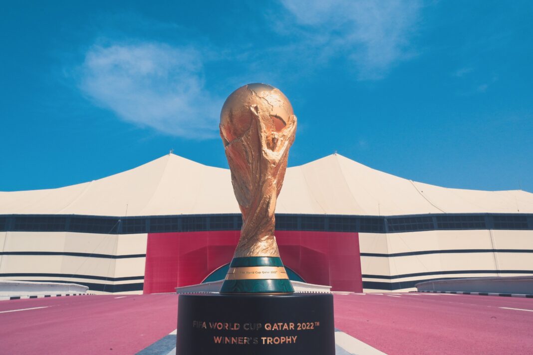Coupe du monde : la FIFA lance l’ultimatum pour la publication des listes officielles de chaque pays Trophée de la Coupe du Monde FIFA 2022 devant le stade de Qatar.
