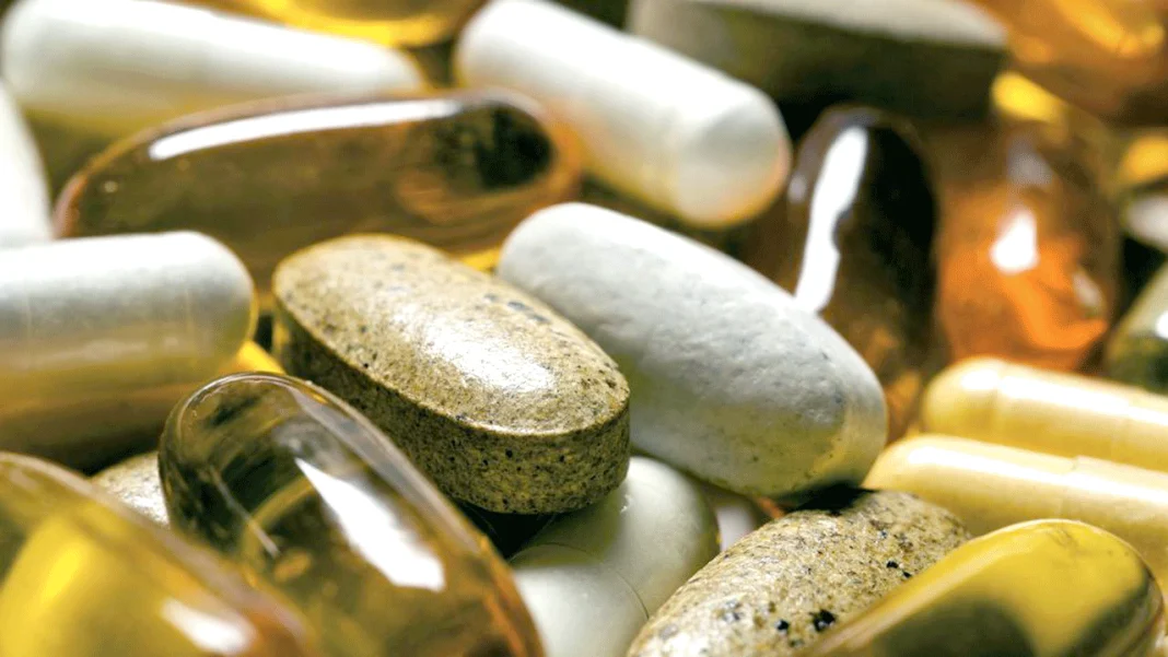 Capsules de compléments alimentaires variés pour la santé.