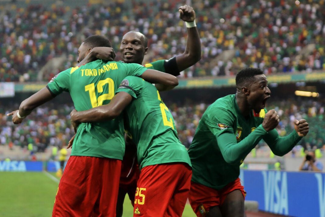 Victoire de l'équipe nationale d'Algérie Joueurs algériens célébrant leur victoire sur le terrain.