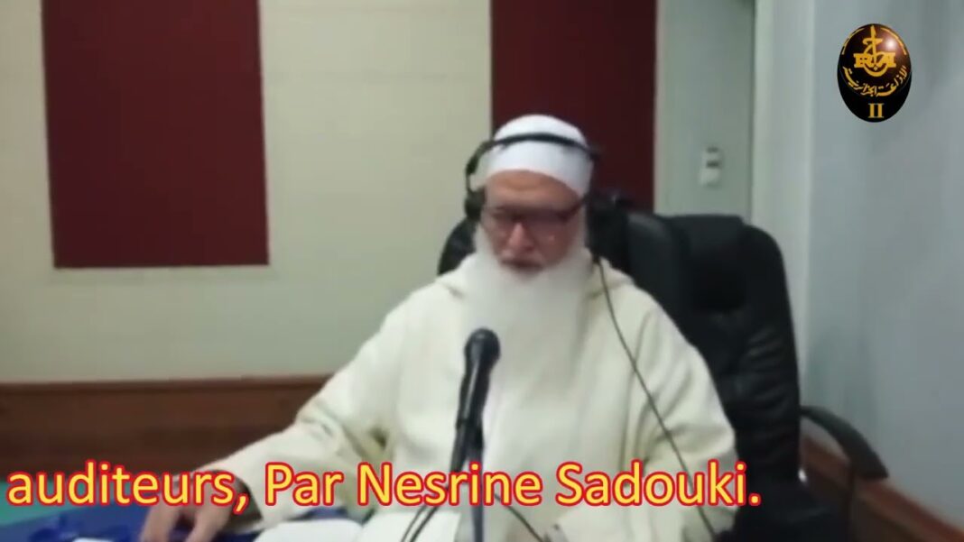 Algérie : Un vibrant hommage rendu à Cheikh Abou Abdessalam par Radio Coran. Homme en tenue traditionnelle lors d'une émission radio en hommage à Cheikh Abdessalam.