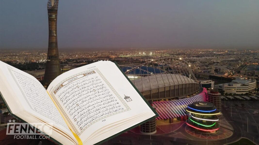 Livre sacré ouvert avec la ville de Doha en arrière-plan au coucher du soleil.