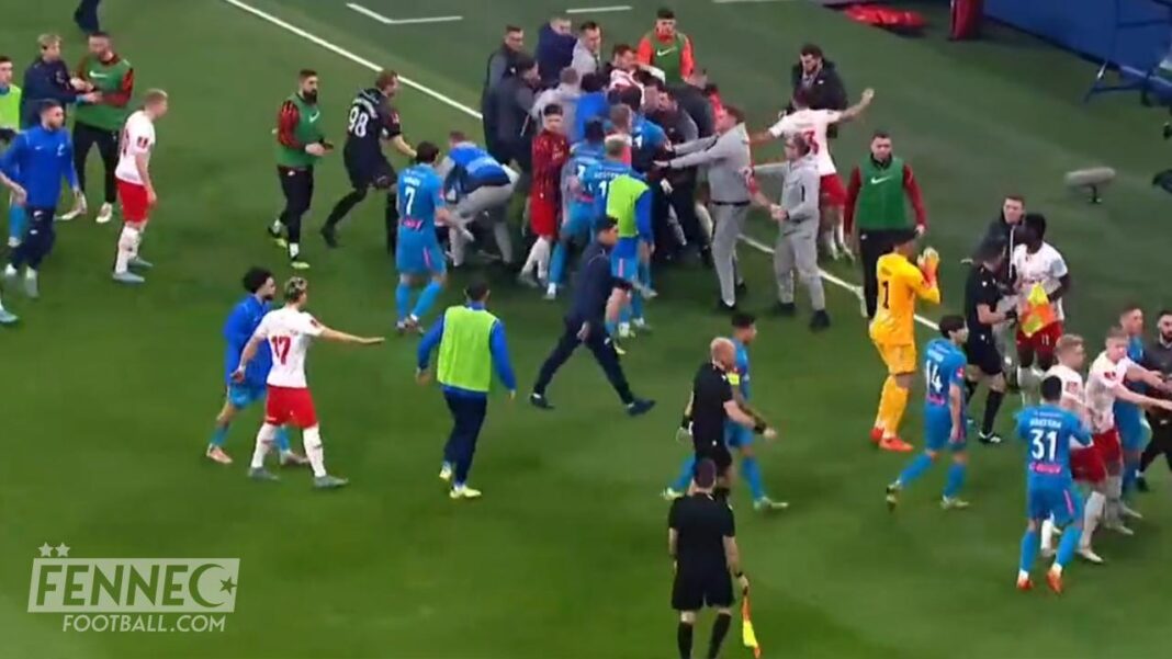 Bagarre violente entre joueurs et supporters sur le terrain de football.