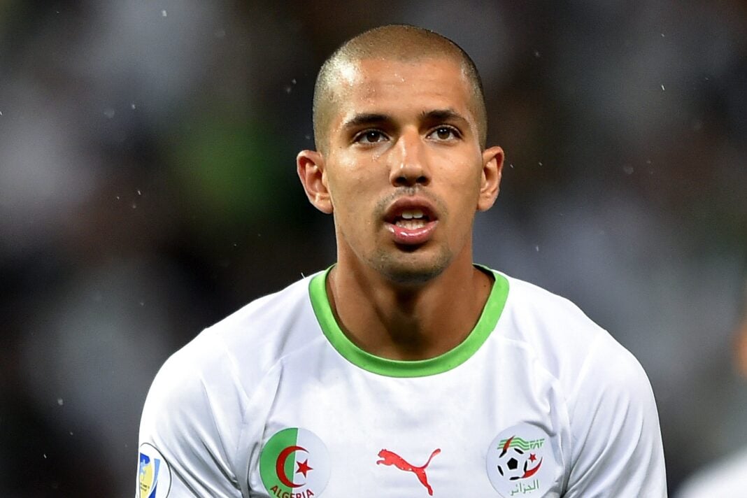 Feghouli en action lors d'un match Feghouli joueur algérien en maillot blanc lors d'un match de football.