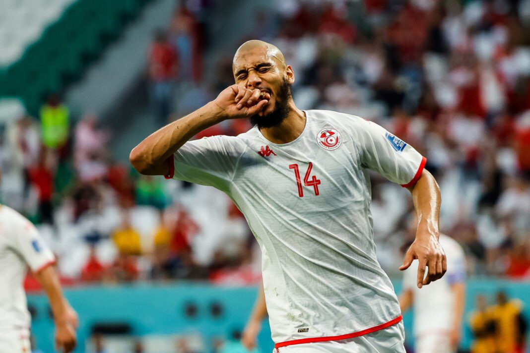 Footballeur tunisien célèbre Joueur tunisien célébrant un but lors de la Coupe du Monde.