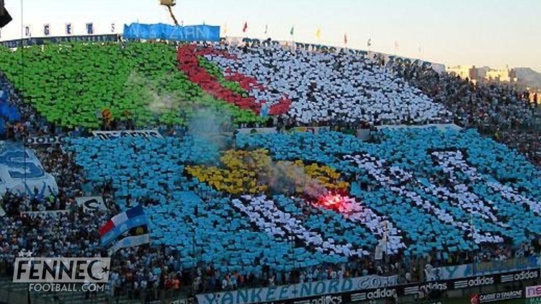L’équipe d’Algérie et ses supporters ne sont pas les bienvenus à Marseille Supporters algériens créant une mosaïque colorée dans le stade.