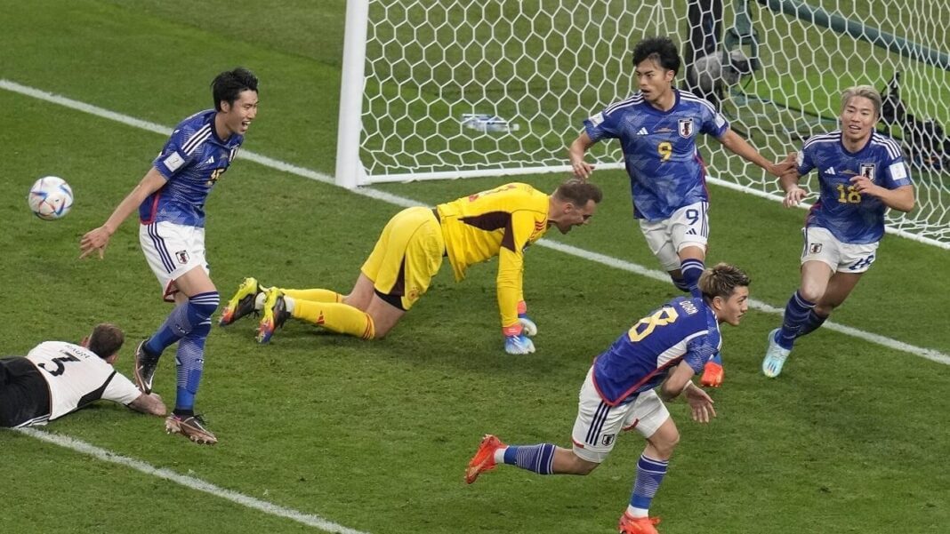 Coupe du monde 2022 : Incroyable, Le Japon renverse l’Allemagne Joueurs de football en action lors d'un match sur le terrain.
