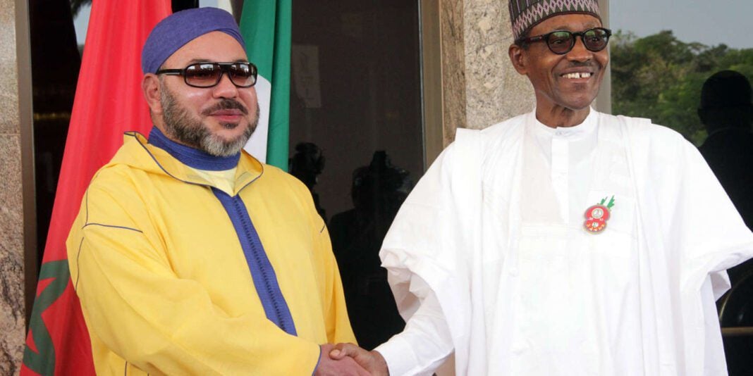Nouvelle crise entre l’Algérie et le Maroc suite à la construction d’un gazoduc avec le Nigeria Deux hommes en tenue traditionnelle se serrent la main lors d'une rencontre officielle.