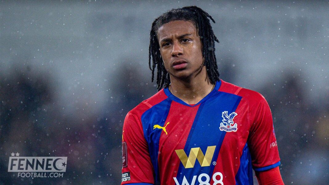Michael Olise en maillot de Crystal Palace lors d'un match sous la pluie.