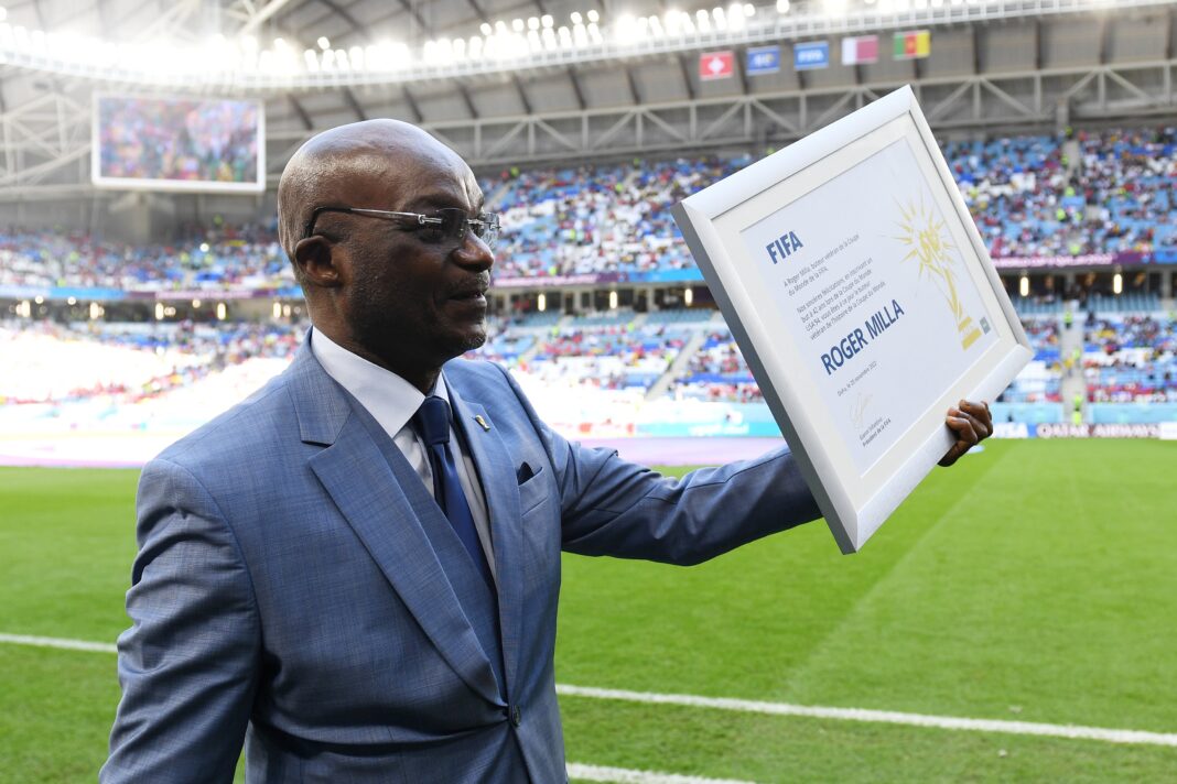 CDM 2022: La légende Milla honoré au Qatar par la FIFA Roger Milla recevant un prix lors d'une cérémonie au Qatar.