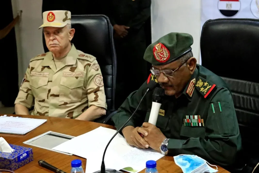 Transition: Le Soudan veut s’inspirer de l’Algérie Officiers militaires en réunion, discussion stratégique en salle de conférence.