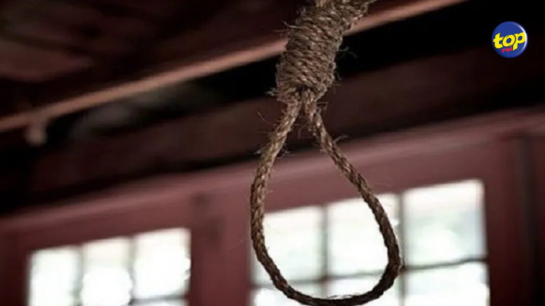 Noose suspendue dans une pièce Noeud coulant suspendu dans une pièce sombre et silencieuse.