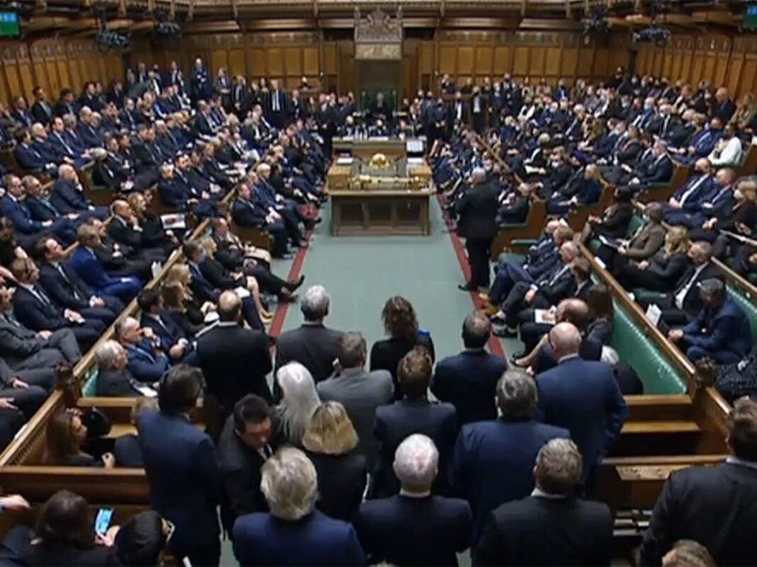 De riches échanges tenues au parlement britannique Députés et sénateurs lors d'une session au parlement britannique.