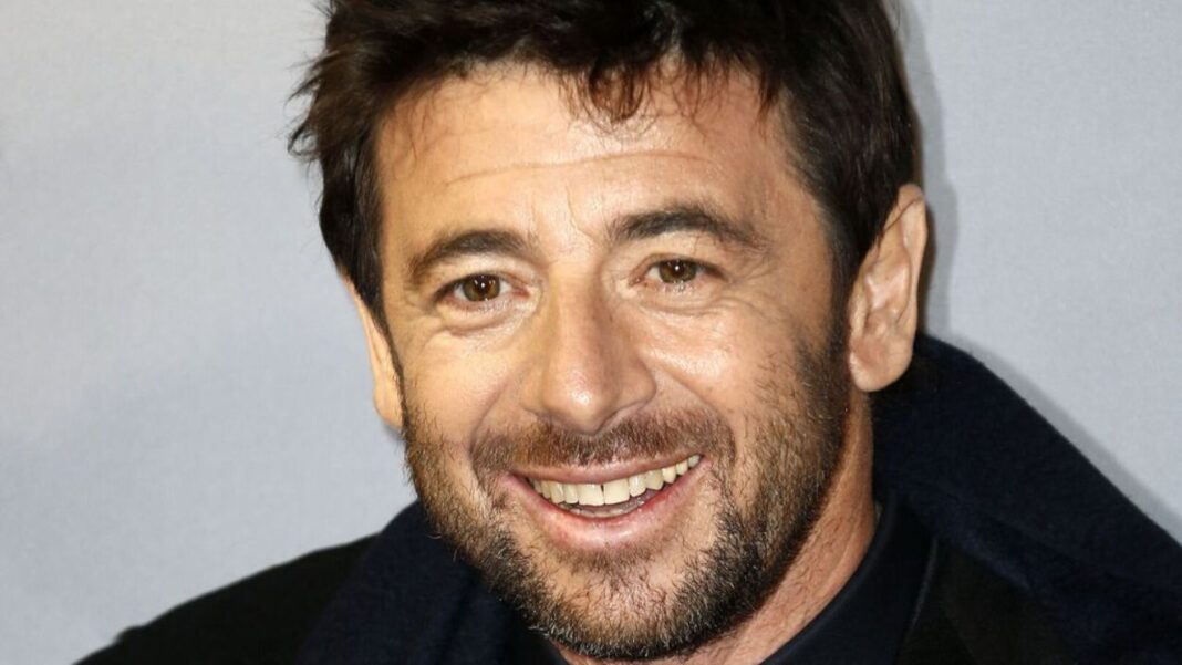 Patrick Bruel souriant lors d'une performance musicale en Algérie.