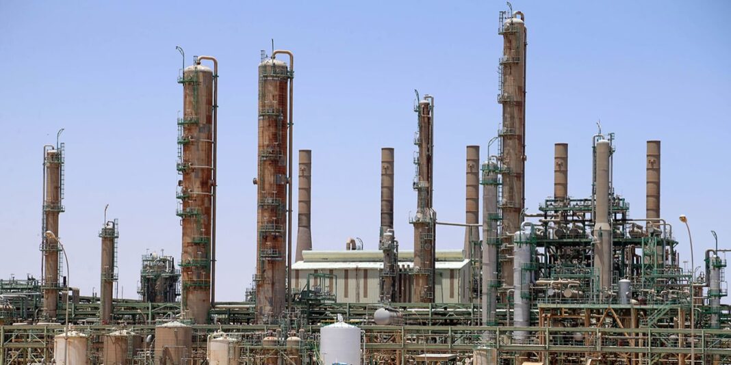 Industrie pétrolière en Algérie Usine pétrolière en Algérie avec plusieurs tours de distillation.