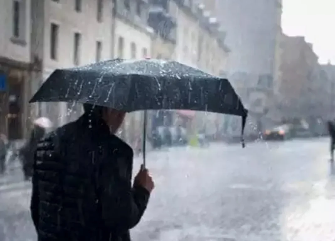 Personne sous un parapluie sous la pluie à Constantine ou Annaba.