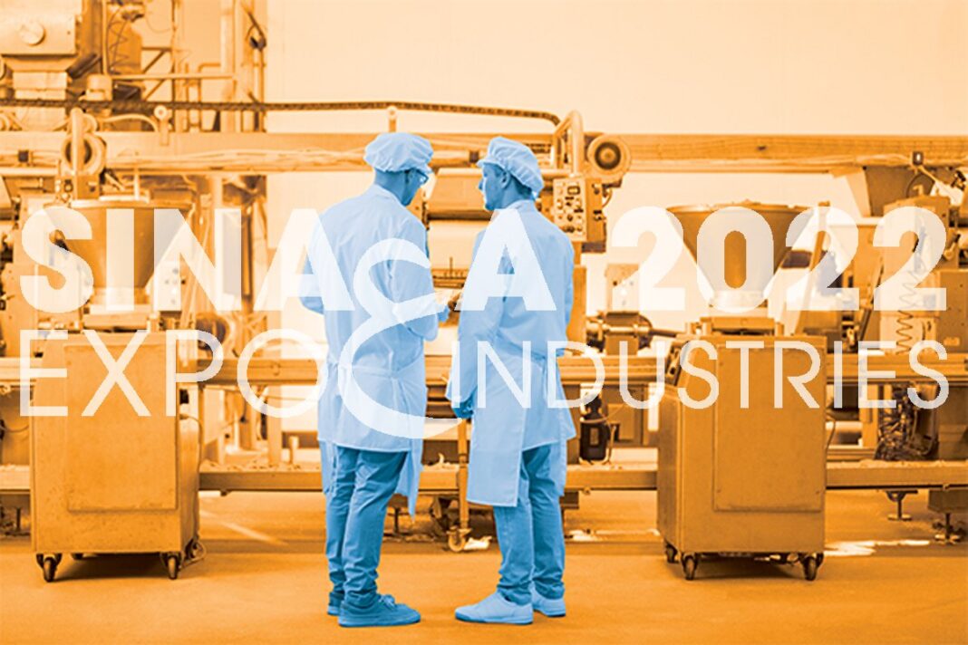 Le salon SINAA INDUSTRIES 2022 s’ouvre à Alger ce 29 novembre Deux travailleurs en uniforme dans une usine lors du salon SINAA 2022 à Alger.