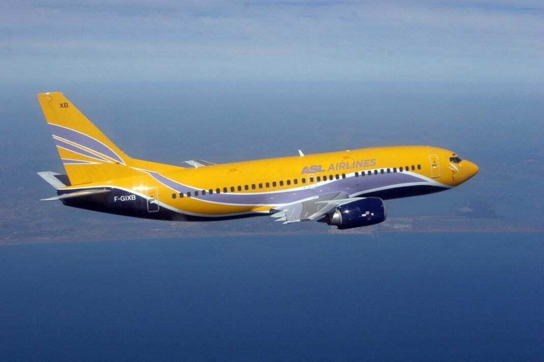 Algérie : La diaspora réclame le retour des vols Perpignan-Algérie Avion jaune d'ASL Airlines en vol au-dessus de l'océan.