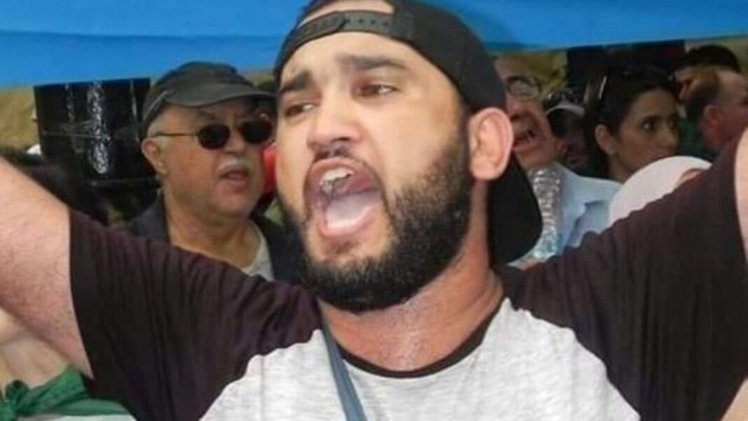 Terrorisme : Zakaria Hannache accueilli en Tunisie en tant que réfugié Manifestant en Tunisie soutenant Zakaria Hannache réfugié.