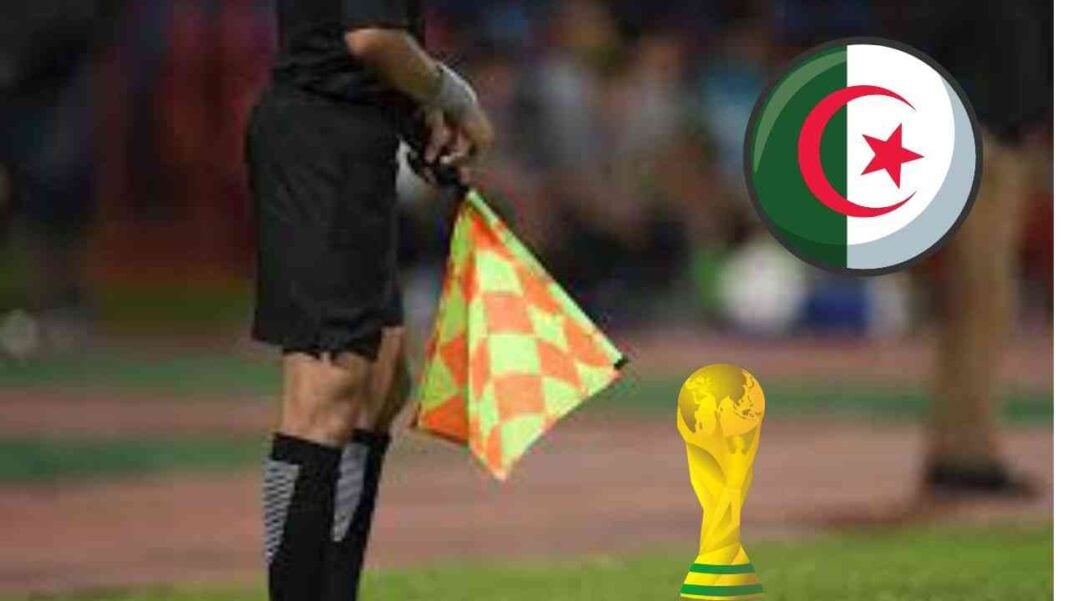 Coupe du monde 2022 : Découvrez le trio arbitral algérien Arbitre de football avec drapeau lors d'une compétition.