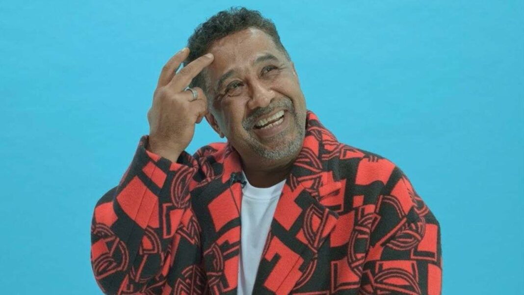L’attitude de Cheb Khaled sur scène, défraie la chronique (vidéo) Cheb Khaled en performance, sourire et attitude confiante.