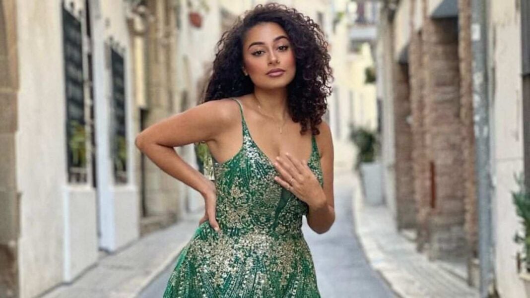 L’Algérienne Dalia Chih se sépare de son chéri Enzo et pose cette action ! Dalia Chih pose dans une rue urbaine, portant une robe verte élégante.