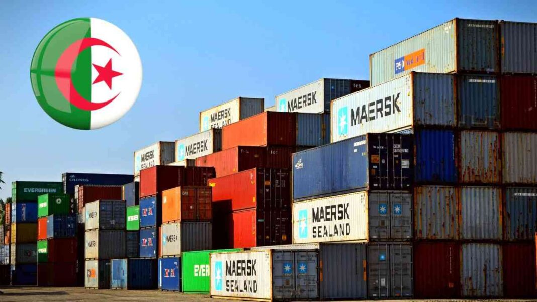 Algérie : voici la liste des 10 produits prioritaires pour l’exportation hors hydrocarbure Conteneurs d'exportation avec drapeau algérien en arrière-plan.