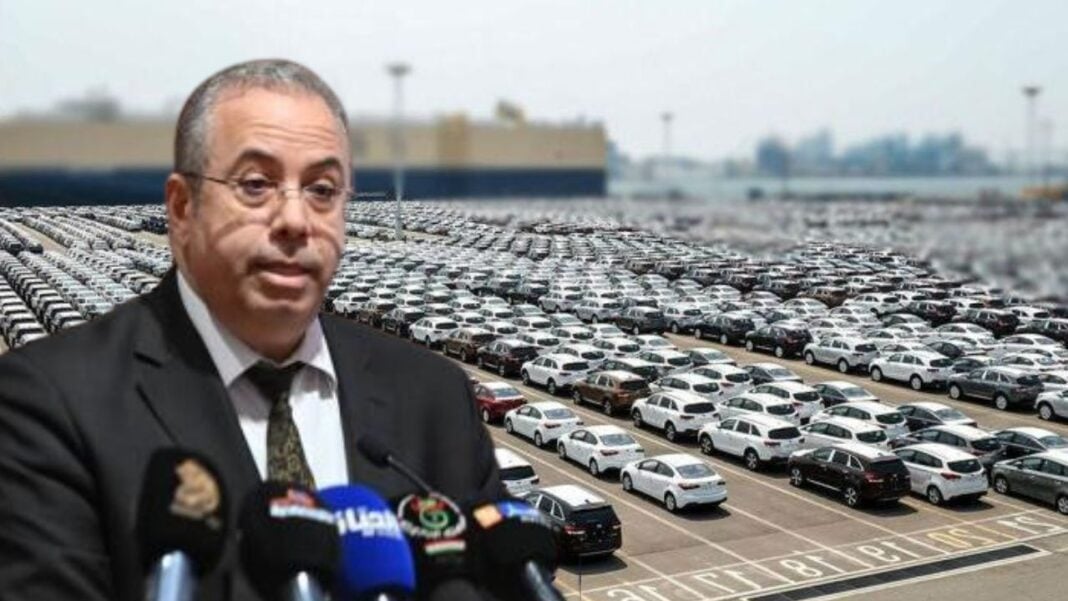 Algérie : Les précisions du ministre de l’Industrie sur l’importation et le prix des voiture neuves Ministre de l’Industrie devant un grand parking de voitures neuves.