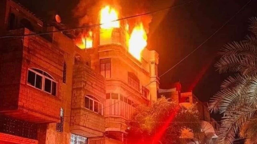 L’Algérie exprime sa solidarité à la Palestine après l’incendie motel dans la bande de Gaza Incendie majeur dans un immeuble à Gaza après un bombardement.