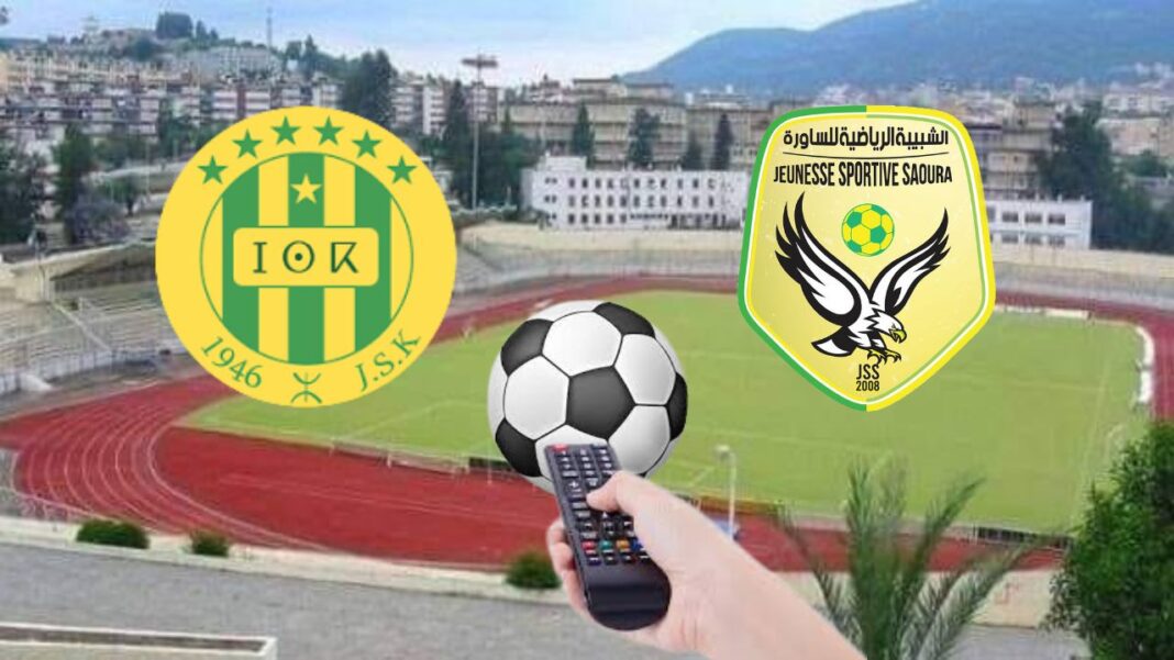 JSK vs JSS : A quelle heure et sur quelle chaîne suivre le match ce 12 novembre 2022 Logo de la JSK et du Jeunesse Sportive Sadura sur un stade de football.