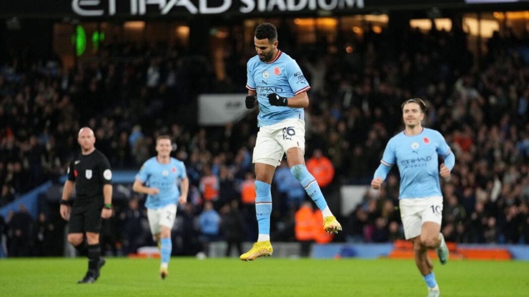 Coup de tonnerre ! La FIFA totalement adulée par Riyad Mahrez Mahrez en pleine célébration lors d'un match de football à Manchester City.