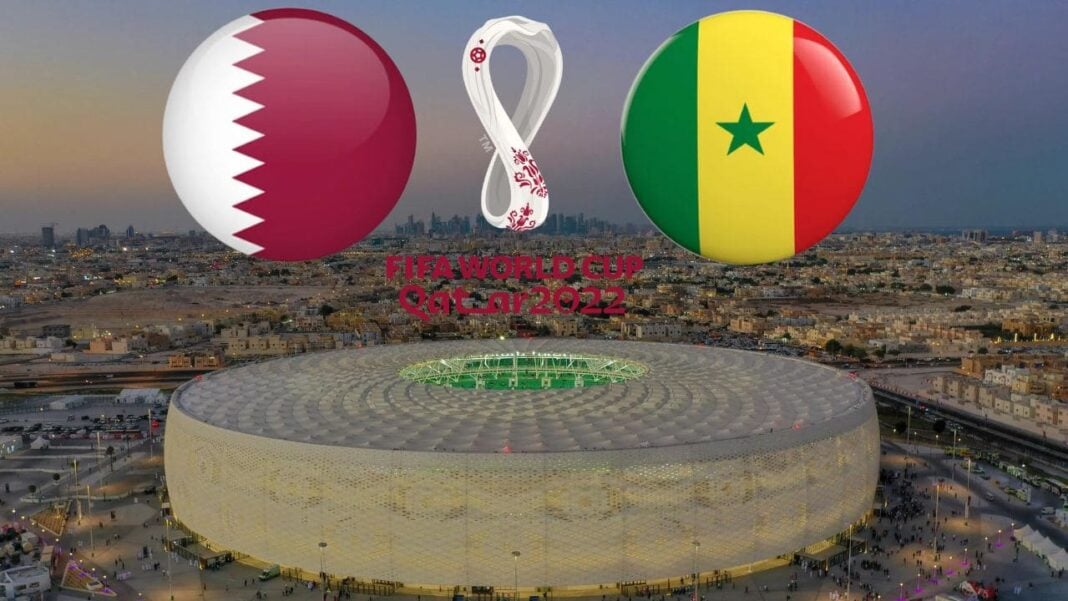 Stade de la Coupe du Monde avec drapeaux du Qatar et du Sénégal.