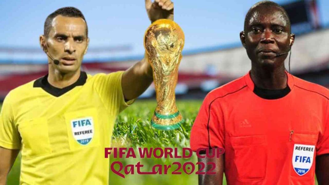 Arbitre FIFA en uniforme jaune tenant la coupe du monde Qatar 2022.