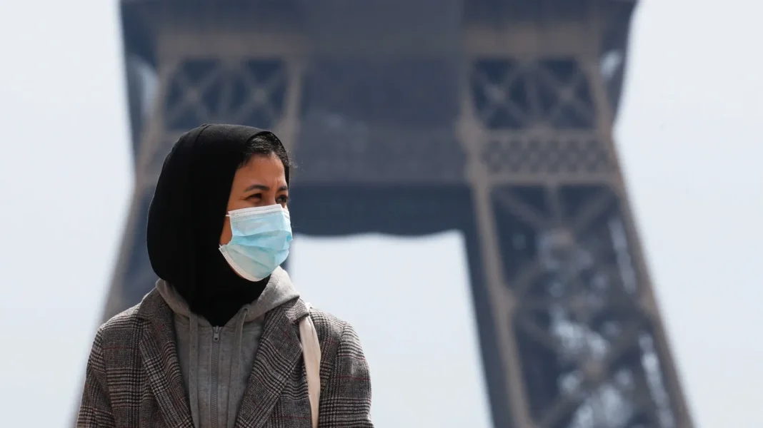 En France, une algérienne a été réprimandée pour avoir porté la abaya Femme en abaya et masque facial à Paris.