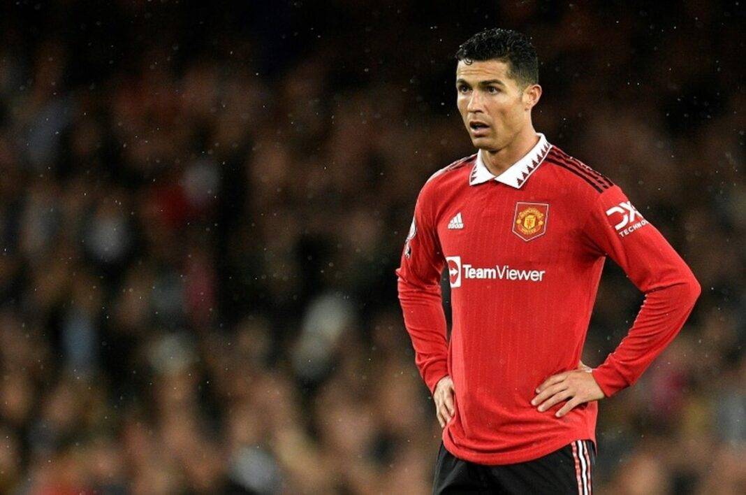 Cristiano Ronaldo en maillot de Manchester United sur le terrain.