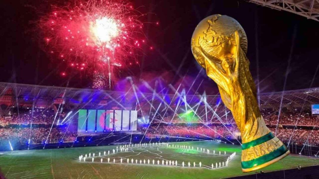 « L’Algérie est capable d’organiser la coupe du Monde » Vitrine de la Coupe du Monde avec feux d'artifice et stade rempli.