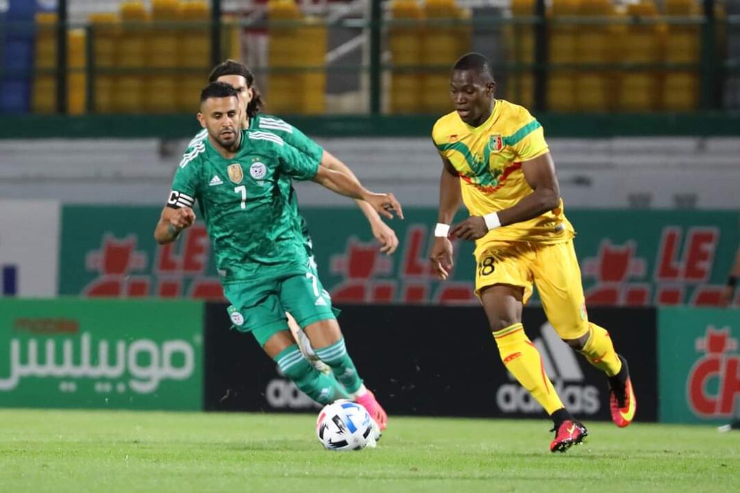 Amical: Algérie-Mali, voici les compositions probables ! Joueurs algérien et malien en action lors du match.