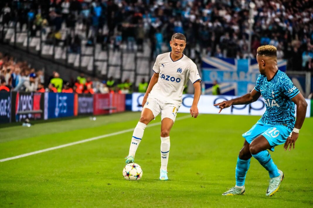 OM : les regrets du marocain Harit suite à l’élimination Harit en action lors d'un match de football avec un adversaire.