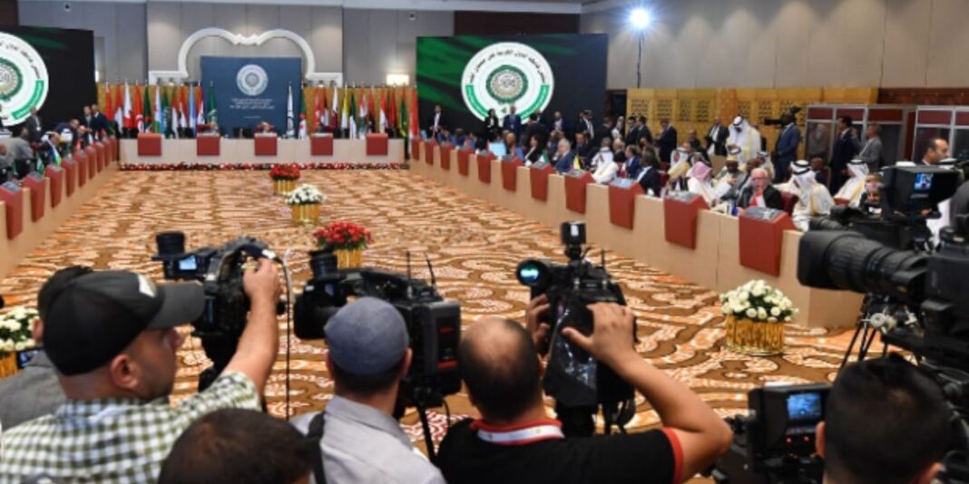 Journalistes marocains lors du sommet arabe en Algérie.
