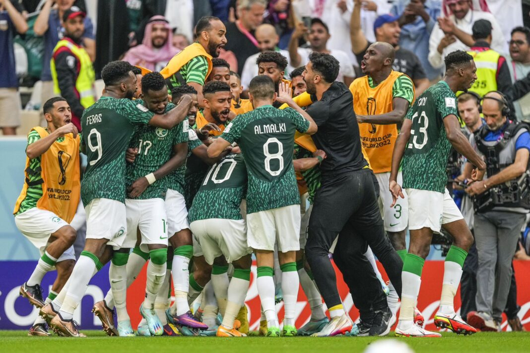 CDM 2022: Un jour férié décrété en Arabie Saoudite ! Équipe de football célébrant une victoire lors de la Coupe du Monde 2022.