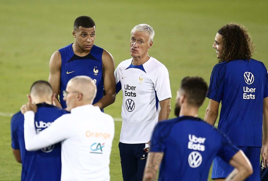 Coupe du monde: voici le onze de l’équipe de France face à l’Australie Entraîneur et joueurs de l'équipe de France lors d'un match de Coupe du Monde.