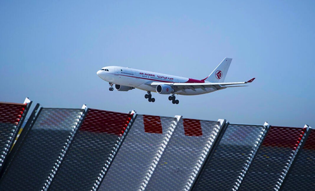 Vols vers l’Algérie : deux compagnies depuis Bâle-Mulhouse Avion de ligne en approche pour atterrir à l'aéroport.