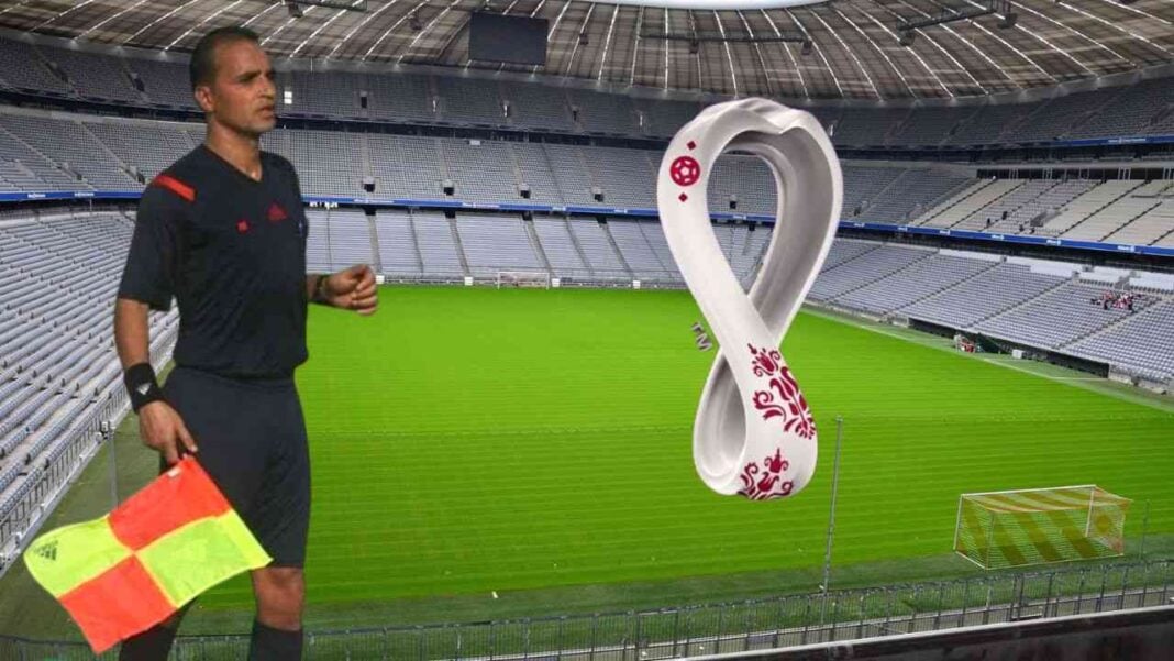 Mondial Qatar 2022 : l’algérien Mokrane Gourari est à la VAR pour le match… Arbitre avec drapeau à la VAR lors du match au Qatar 2022.