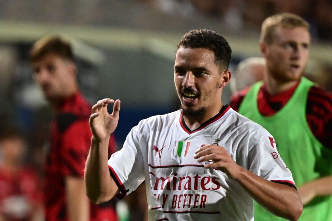 Milan AC: Prolongation imminente pour Bennacer Bennacer en action sur le terrain avec ses coéquipiers en arrière-plan.