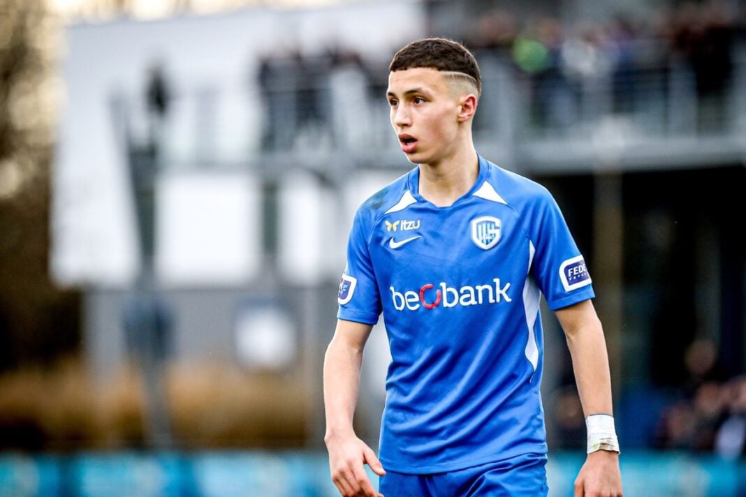 Belgique-Maroc : El Khanouss a fait son choix Jeune joueur de football en maillot bleu sur le terrain.