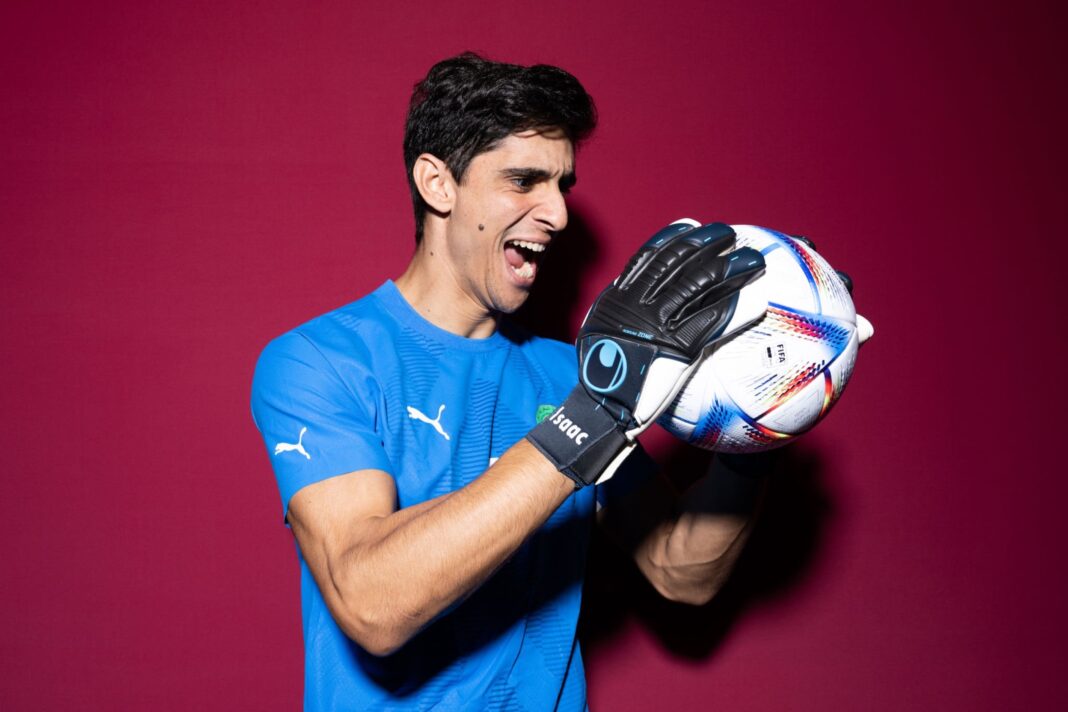 CDM : le marocain Yassine Bounou confiant pour une bonne compétition Yassine Bounou, gardien de but marocain, avec un ballon de football.