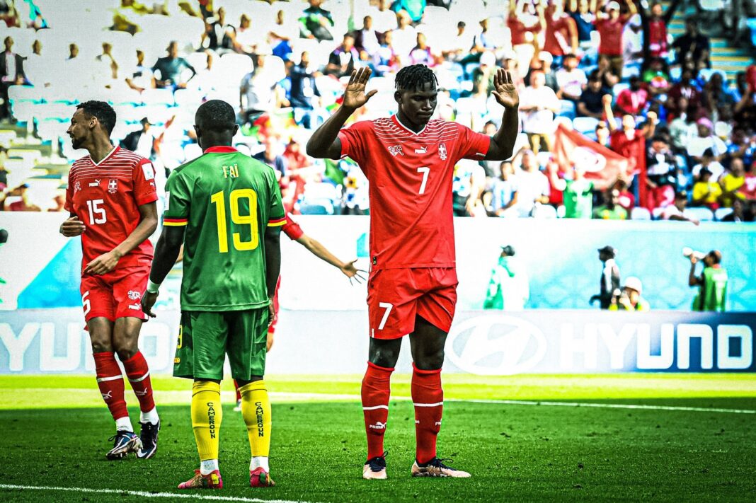 Cameroun face à la Suisse en Coupe du Monde Joueur camerounais en action lors du match contre la Suisse.