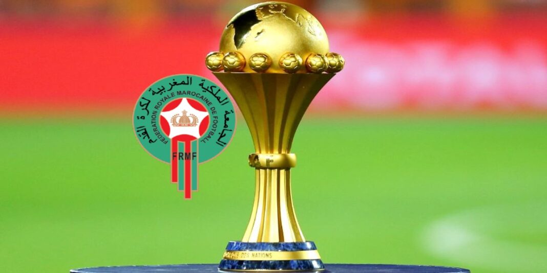 CAN 2025 : Le Maroc reçoit l’appui d’un autre pays au détriment de l’Algérie Trophée de la CAN 2025 sur un terrain de football.