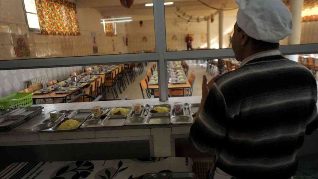 Algérie : la sombre réalité des cantines scolaires interpelle Vue d'une cantine scolaire en Algérie avec un cuisinier.